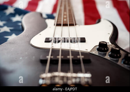 Jahrgang 4-String Bassgitarre auf amerikanische Flagge Hintergrund Stockfoto