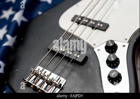 Jahrgang 4-String Bassgitarre auf amerikanische Flagge Hintergrund Stockfoto