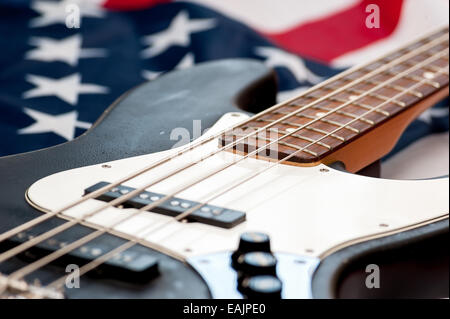 Jahrgang 4-String Bassgitarre auf amerikanische Flagge Hintergrund Stockfoto