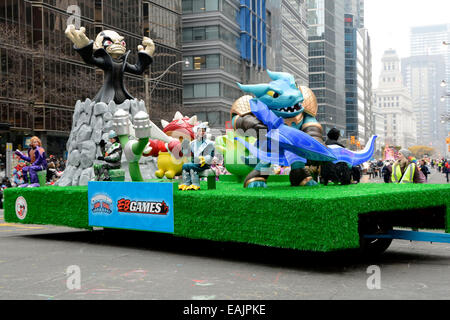 Toronto, Kanada. 16. November 2014. Skylanders Trap Team vorbeischweben EB Games Paraden bei der 110. jährlichen Toronto Santa Claus Parade. Bildnachweis: EXImages/Alamy Live-Nachrichten Stockfoto