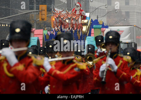 Toronto, Kanada. 16. November 2014. Santa kommt bei der 110. jährlichen Toronto Santa Claus Parade. Bildnachweis: EXImages/Alamy Live-Nachrichten Stockfoto