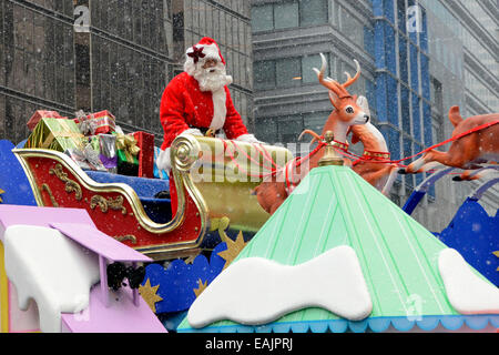 Toronto, Kanada. 16. November 2014. Santa kommt bei der 110. jährlichen Toronto Santa Claus Parade. Bildnachweis: EXImages/Alamy Live-Nachrichten Stockfoto