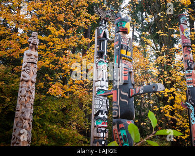 Die berühmten Totempfähle am Brockton Point, Stanley Park, Vancouver, Britisch-Kolumbien, Kanada, im Herbst (Herbst). Stockfoto