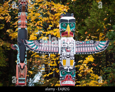 Die berühmten Totempfähle am Brockton Point, Stanley Park, Vancouver, Britisch-Kolumbien, Kanada, im Herbst (Herbst). Stockfoto