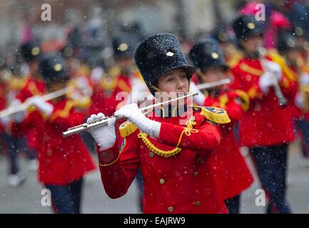 (141117)--TORONTO, 17. November 2014 (Xinhua)--eine Band führt während der 110. jährlichen Toronto Santa Claus Parade in Toronto, Kanada, 16. November 2014. Mit 21 Bands, 31 hin-und Herbewegungen und mehr als 3.000 freiwillige startete die Parade in Toronto am Sonntag. (Xinhua/Zou Zheng) Stockfoto