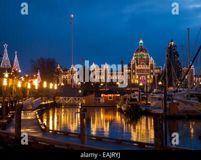 Weihnachtslichter schmücken das British Columbia Parlamentsgebäude und den Inner Harbour in Victoria, British Columbia, Kanada. Stockfoto