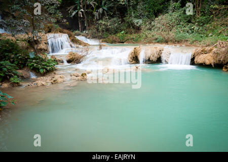 Ein Blick auf die schönen smaragdgrünen Wasser der Kuang Si Waterfalls, in der Nähe von Luang Prabang, Laos. Stockfoto