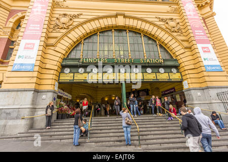 Passagiere auf den Stufen des Flinders Street Station in Melbourne Stockfoto