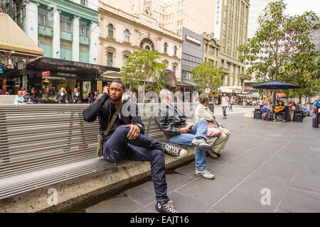 Leute sitzen auf den Bänken im Bourke Street Melbourne Stockfoto