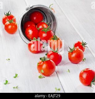 Frische Kirschtomaten auf einem Holztisch. Selektiven Fokus Stockfoto
