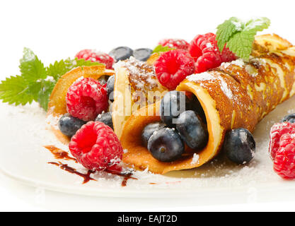 Pfannkuchen mit Himbeeren und Blueberies isoliert auf weiss. Selektiven Fokus Stockfoto