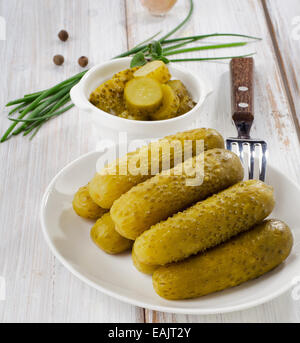 saure Gurken auf einem weißen Teller. Selektiven Fokus Stockfoto