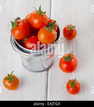 Frische Kirschtomaten auf einem Holztisch. Selektiven Fokus Stockfoto