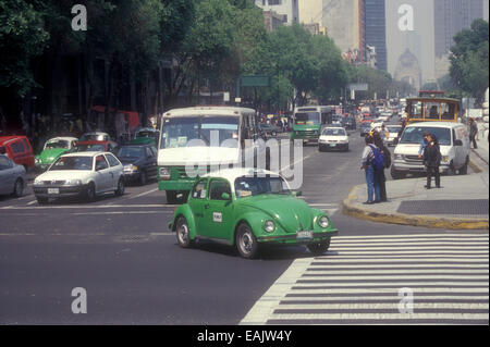 Ein Volkswagen Bug Taxi oder Vocho um die Ecke auf Avenida Juarez im Zentrum von Mexiko-Stadt, Mexiko Stockfoto