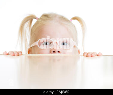 Verängstigte Kind oder Kind in Brille spielen isoliert Stockfoto