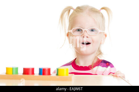 Lustiges Kind in Eyeglases logische Spiel isoliert Stockfoto