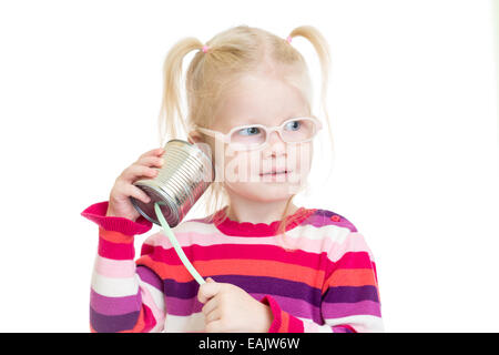 Lustiges Kind in Brillen mit einer Dose als ein Telefon, isoliert Stockfoto