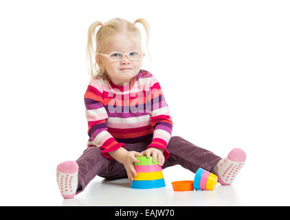 Lustiges Kind in Eyeglases spielen bunte Pyramide Spielzeug isoliert Stockfoto