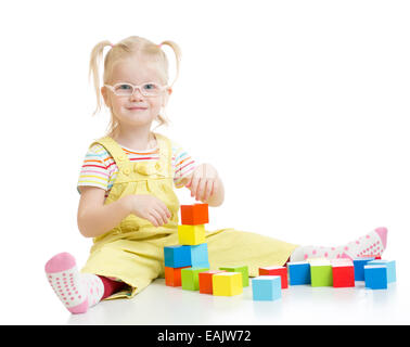 Lustiges Kind in Eyeglases spielen Bausteine isoliert Stockfoto