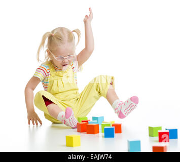 Lustiges Kind in Eyeglases spielen bunte Bausteine isoliert Stockfoto