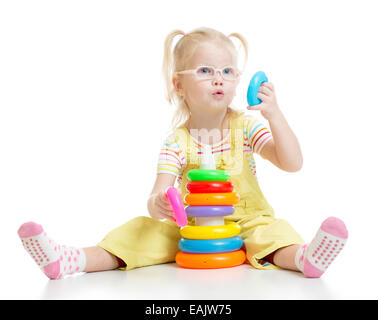 Lustiges Kind in Eyeglases spielen bunte Pyramide Spielzeug isoliert Stockfoto