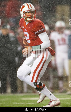 15. November 2014: Wisconsin Badgers quarterback Joel Daube #2 während der NCAA Football-Spiel zwischen die Nebraska Cornhuskers und die Wisconsin Badgers im Camp Randall Stadium in Madison, Wisconsin. Wisconsin besiegte Nebraska 59-24. John Fisher/CSM Stockfoto