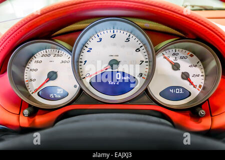 Moderne Sportwagen (Porsche) DMS - Instrumente in einem Hauch von Leder Stockfoto