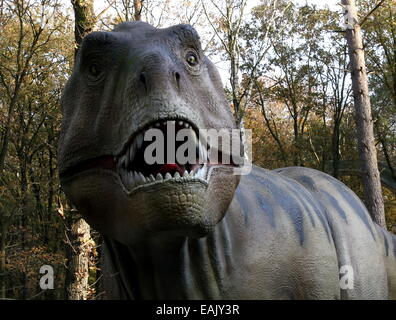 Tyrannosaurus Rex Dinosaurier, Kreidezeit Ära lebensechte Dino Statuen im Dinopark Amersfoort Zoo, Niederlande Stockfoto