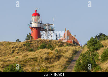 Roter Leuchtturm auf der niederländischen Insel Vlieland Stockfoto