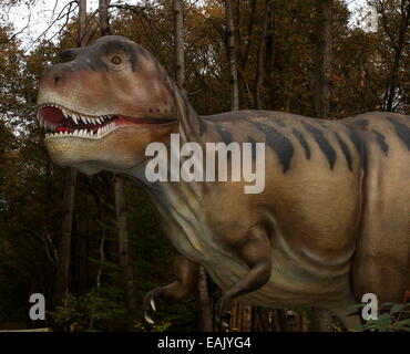 Tyrannosaurus Rex Dinosaurier, Kreidezeit Ära lebensechte Dino Statuen im Dinopark Amersfoort Zoo, Niederlande Stockfoto
