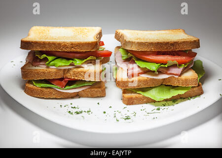 Zwei Doppel-Sandwiches auf weißen Teller. Stockfoto