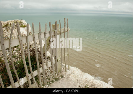 Blick über den Ärmelkanal, zwischen dem oberen Rand der Klippe in der Nähe von Beachy Head, Eastbourne in East Sussex, England. Stockfoto