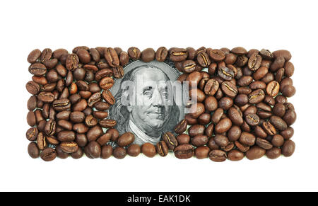 Hundert-Dollar-Schein gemacht von Kaffeebohnen isoliert auf weißem Hintergrund Stockfoto