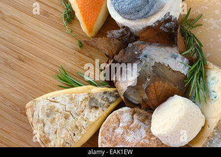 Französische Käse Komposition auf Holzbrett Nahaufnahme Stockfoto