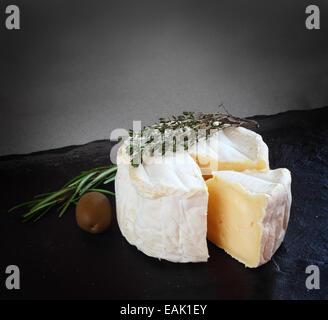 Französischer Käse Komposition auf schwarzen Steinplatte Hintergrund Stockfoto