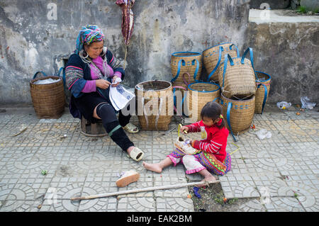 Der Stadtmarkt mit Bergvölker in ethnischen Kleid in Sapa, Vietnam, Asien Stockfoto