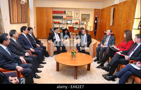 (141117)--CANBERRA, 17. November 2014 (Xinhua)--chinesischen Staatspräsidenten Xi Jinping trifft sich mit australischen Premierministers Tony Abbott in Canberra, die Hauptstadt von Australien, 17. November 2014. (Xinhua/Pang Xinglei) (Wjq) Stockfoto