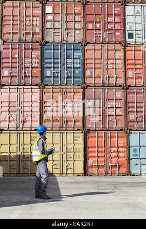 Arbeiter, die Prüfung von Frachtcontainern Stockfoto