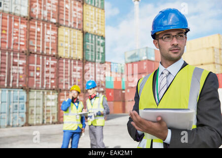 Geschäftsmann mit digital-Tablette in der Nähe von Containern Stockfoto
