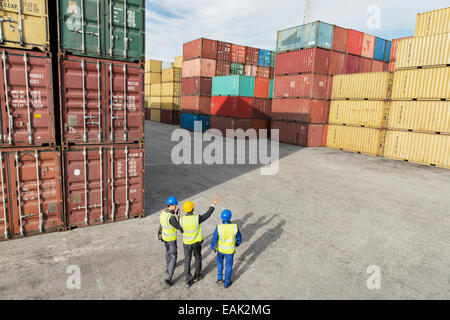 Unternehmer und Arbeiter in der Nähe von Containern im Gespräch Stockfoto