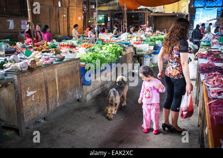 Der Stadtmarkt in Lao Cai in der Nähe von Sapa, Vietnam, Asien Stockfoto