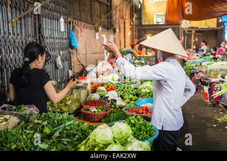 Der Stadtmarkt in Lao Cai in der Nähe von Sapa, Vietnam, Asien Stockfoto