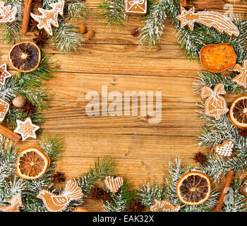 Weihnachten-Stillleben mit traditionellen Lebkuchen auf Holz Stockfoto