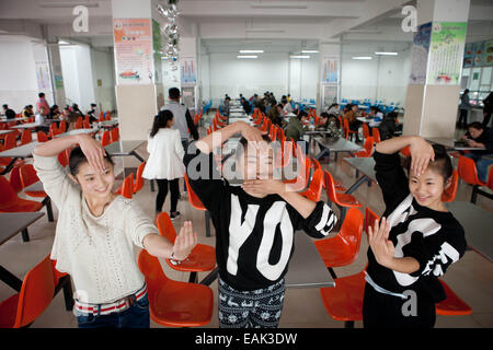 (141117)--YINCHUAN, 17. November 2014 (Xinhua)--Foto am 29. Oktober 2014 zeigt Mädchen posiert Gesten von einem traditionellen Tanz der ethnischen Gruppe der Extraklasse in Ningxia Arts School in Yinchuan, der Hauptstadt der autonomen Region Nordwest China Ningxia Hui Hui. Die Mädchen, die seit fünf Jahren in der traditionellen Tanz ausgebildet wurden, machen jede Anstrengung für die bevorstehenden Abschluss-Performance. Der Kurs des traditionellen Tanzes, ist auch die einzige bundesweit wurde von Ningxia Arts School vor über drei Jahrzehnten initiiert. Bereits in den 1950er-Jahren eine ältere Generation der Hui Tänzer Stockfoto