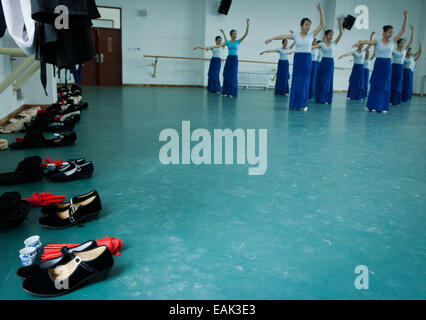 (141117)--YINCHUAN, 17. November 2014 (Xinhua)--Foto aufgenommen am 29. Oktober 2014 Shows Tanz Mädchen üben einen traditionellen Tanz der Hui ethnische Gruppe in einer Klasse in Ningxia Arts School in Yinchuan, Hauptstadt der autonomen Region Nordwest China Ningxia Hui. Die Mädchen, die seit fünf Jahren in der traditionellen Tanz ausgebildet wurden, machen jede Anstrengung für die bevorstehenden Abschluss-Performance. Der Kurs des traditionellen Tanzes, ist auch die einzige bundesweit wurde von Ningxia Arts School vor über drei Jahrzehnten initiiert. Bereits in den 1950er-Jahren eine ältere Generation der Hui Tänzer Stockfoto