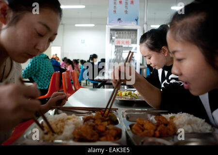 (141117)--YINCHUAN, 17. November 2014 (Xinhua)--Foto am 31. Oktober 2014 zeigt Mädchen dem Mittagessen in Ningxia Arts School in Yinchuan, der Hauptstadt der autonomen Region Nordwest China Ningxia Hui. Die Mädchen, die seit fünf Jahren in der traditionellen Tanz der Hui ethnische Gruppe ausgebildet wurden, machen jede Anstrengung für die bevorstehenden Abschluss-Performance. Der Kurs des traditionellen Tanzes, ist auch die einzige bundesweit wurde von Ningxia Arts School vor über drei Jahrzehnten initiiert. Bereits in den 1950er Jahren begonnen hatte eine ältere Generation der Hui Tänzer in Ningxia, erstellen Sie eine neue sy Stockfoto