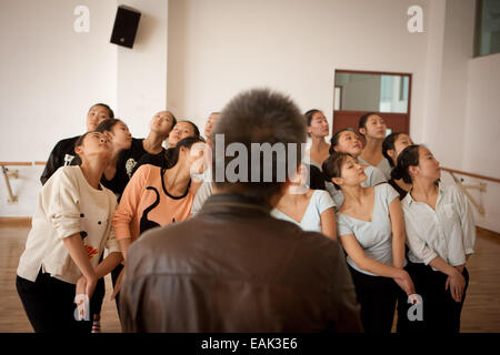 (141117)--YINCHUAN, 17. November 2014 (Xinhua)--Foto am 29. Oktober 2014 zeigt einen Lehrer unterrichten eine Gruppe von Mädchen auf einen traditionellen Tanz der ethnischen Gruppe der Extraklasse in Ningxia Arts School in Yinchuan, der Hauptstadt der autonomen Region Nordwest China Ningxia Hui Hui. Die Mädchen, die seit fünf Jahren in der traditionellen Tanz ausgebildet wurden, machen jede Anstrengung für die bevorstehenden Abschluss-Performance. Der Kurs des traditionellen Tanzes, ist auch die einzige bundesweit wurde von Ningxia Arts School vor über drei Jahrzehnten initiiert. Bereits in den 1950er-Jahren eine ältere Generation Stockfoto