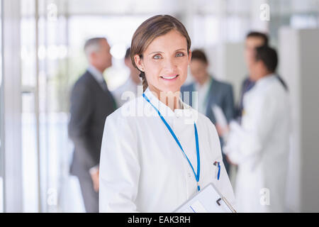 Wissenschaftler, die lächelnd im Flur Stockfoto