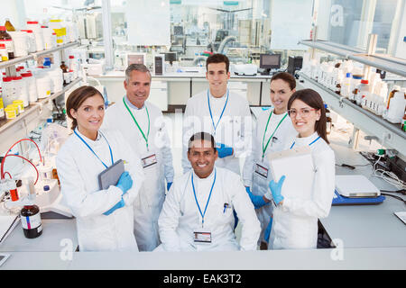 Wissenschaftler im Labor lächelnd Stockfoto