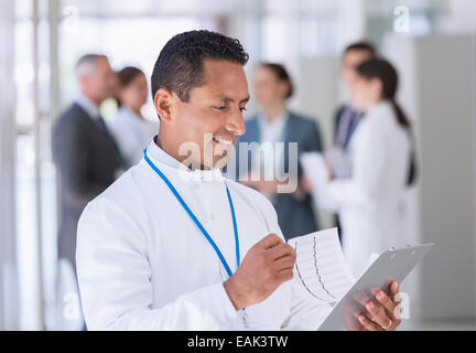 Wissenschaftler lesen Zwischenablage im Flur Stockfoto